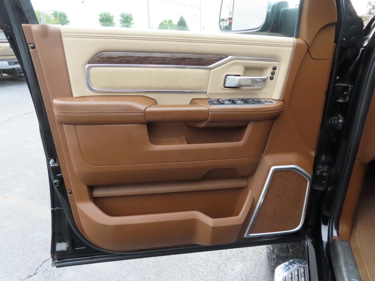RAM 2500 Laramie 4x4 Mega Cab 6'4" Box 2021