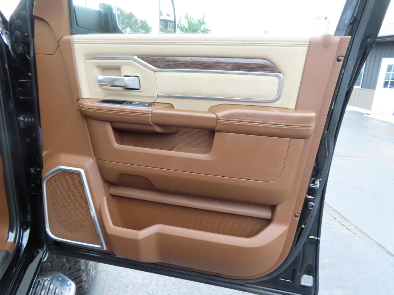 RAM 2500 Laramie 4x4 Mega Cab 6'4" Box 2021