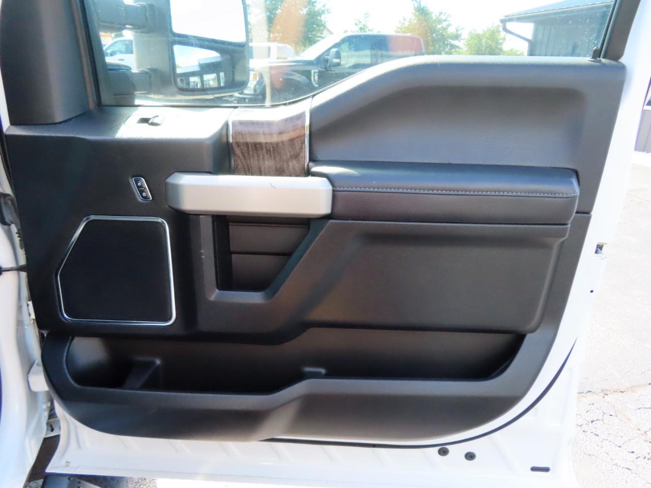 Ford Super Duty F-250 SRW Lariat 4WD Crew Cab 8' Box 2018