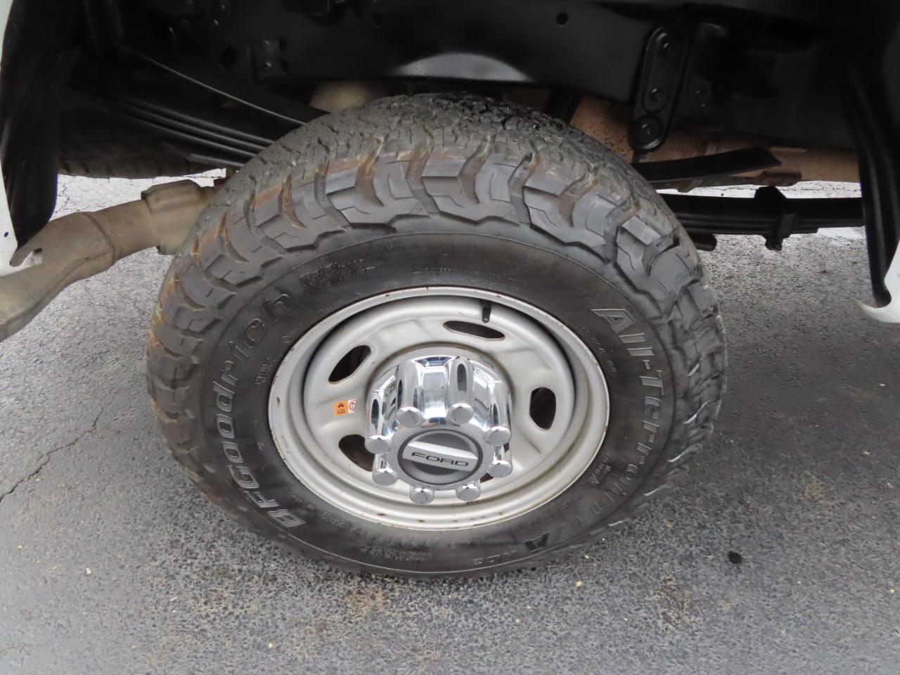 Ford Super Duty F-350 SRW XL 4WD Crew Cab 8' Box 2017