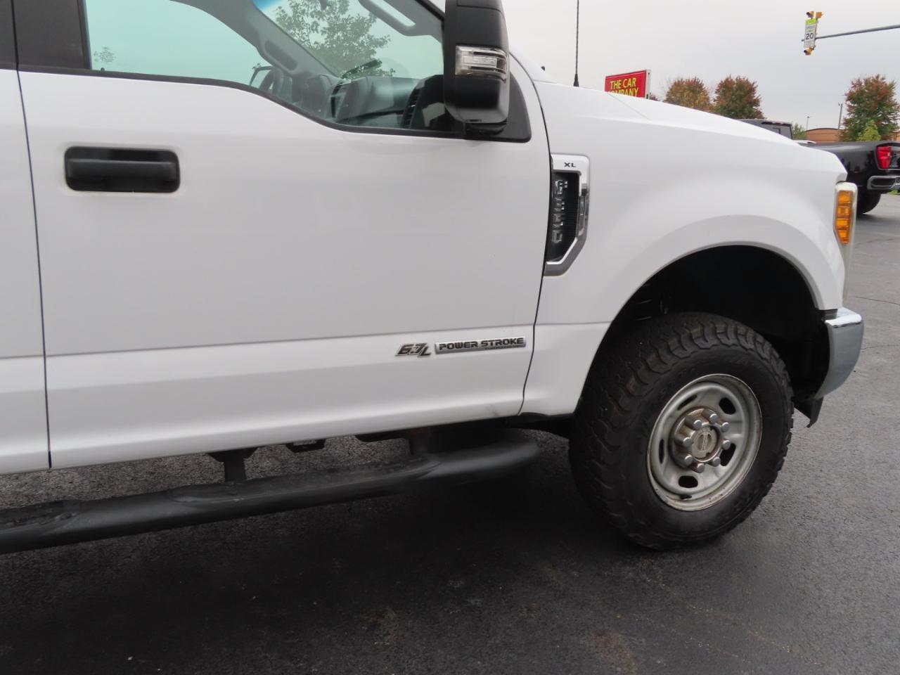 Ford Super Duty F-350 SRW XL 4WD Crew Cab 8' Box 2017