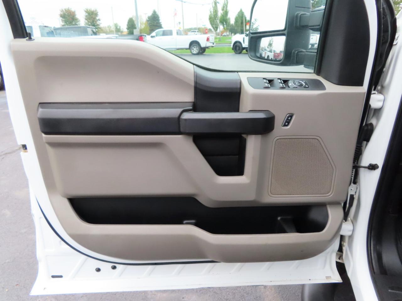 Ford Super Duty F-350 SRW XL 4WD Crew Cab 8' Box 2017