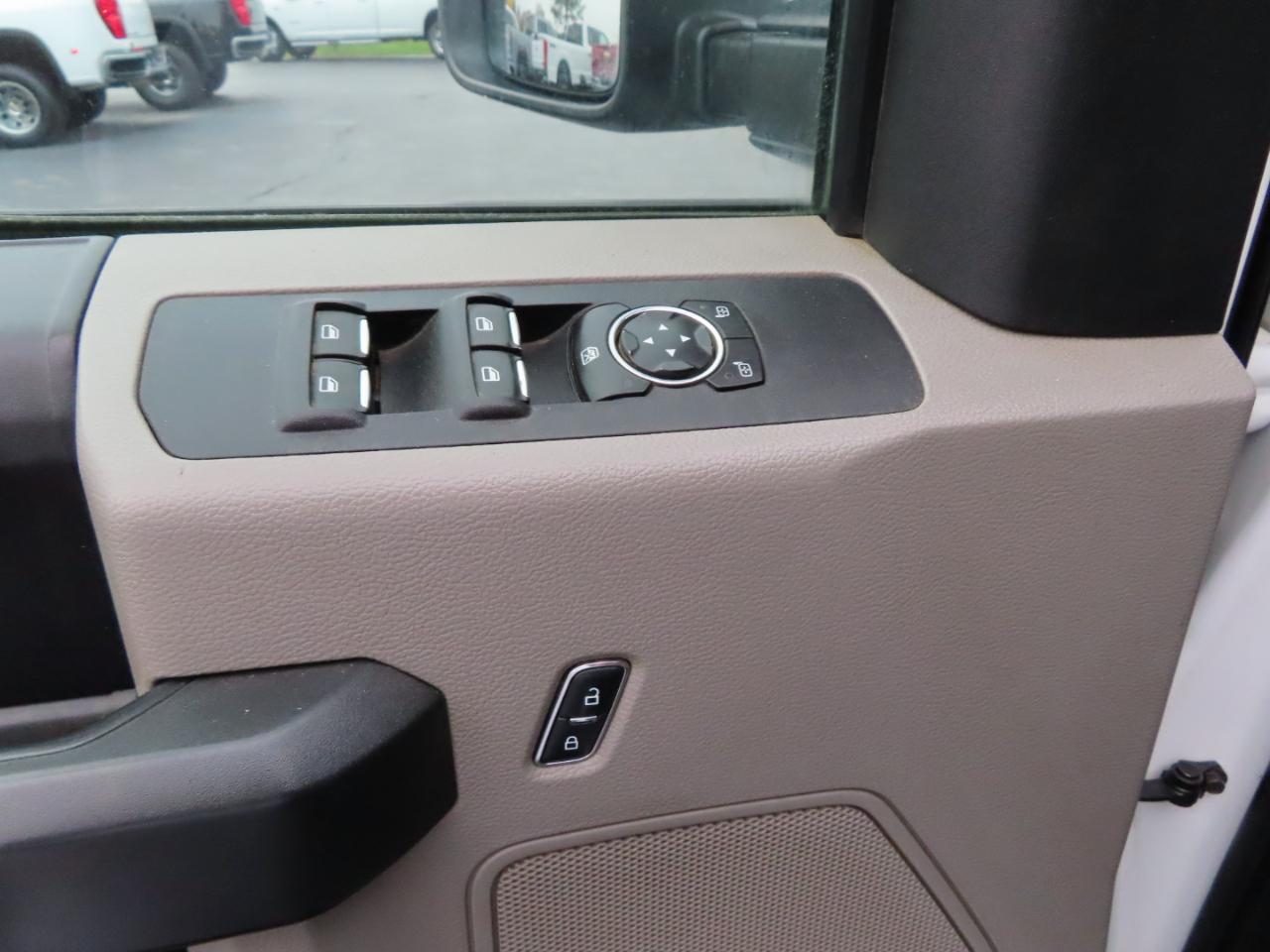 Ford Super Duty F-350 SRW XL 4WD Crew Cab 8' Box 2017