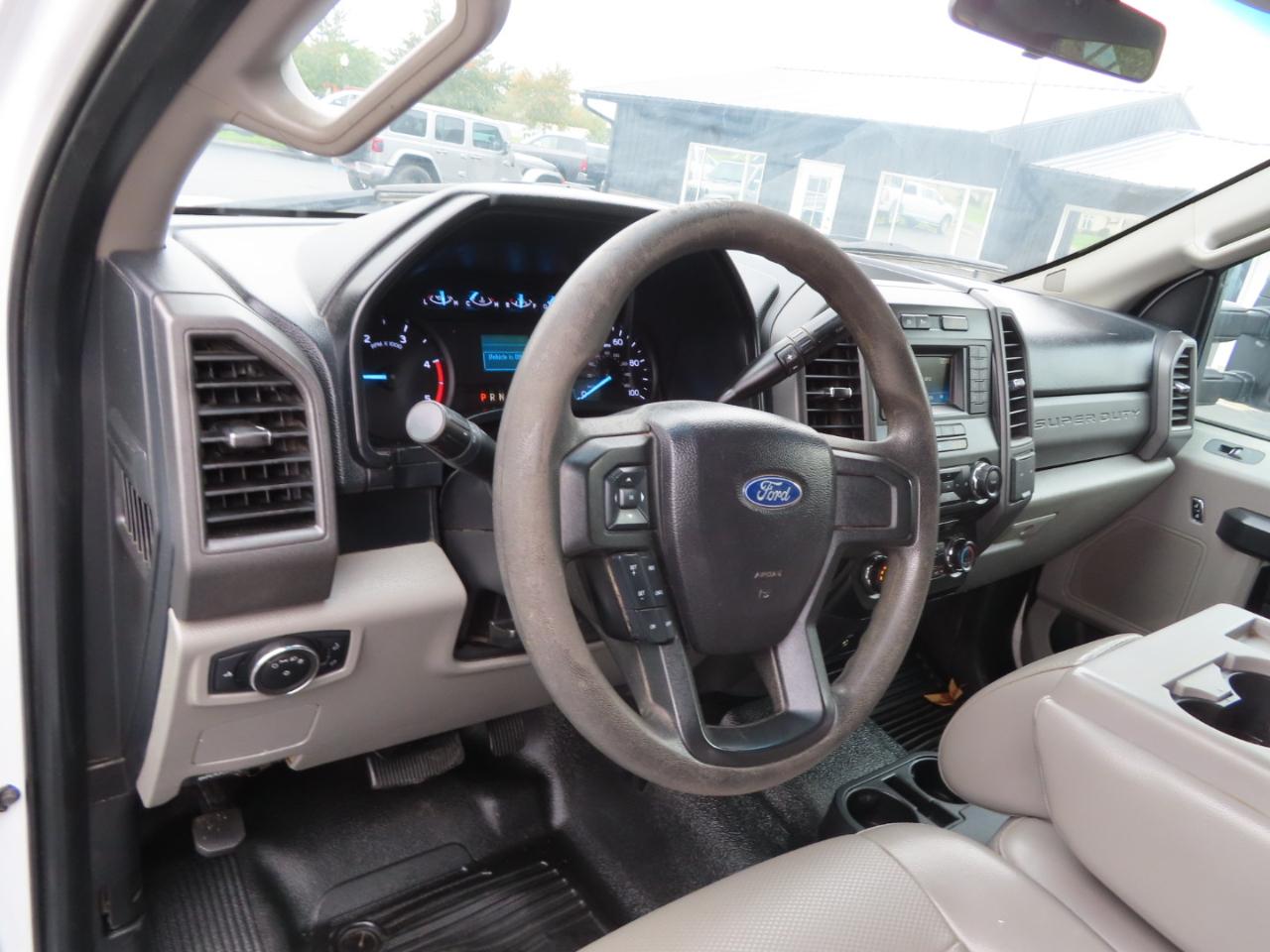 Ford Super Duty F-350 SRW XL 4WD Crew Cab 8' Box 2017
