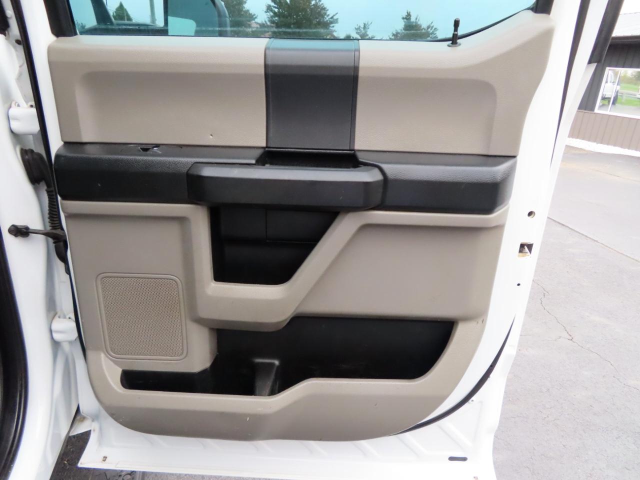 Ford Super Duty F-350 SRW XL 4WD Crew Cab 8' Box 2017