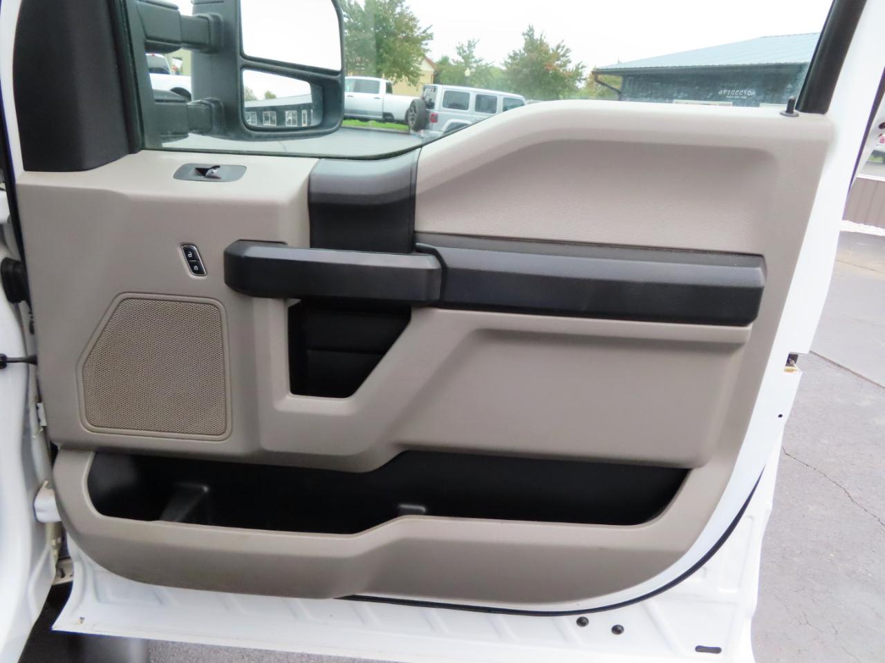 Ford Super Duty F-350 SRW XL 4WD Crew Cab 8' Box 2017