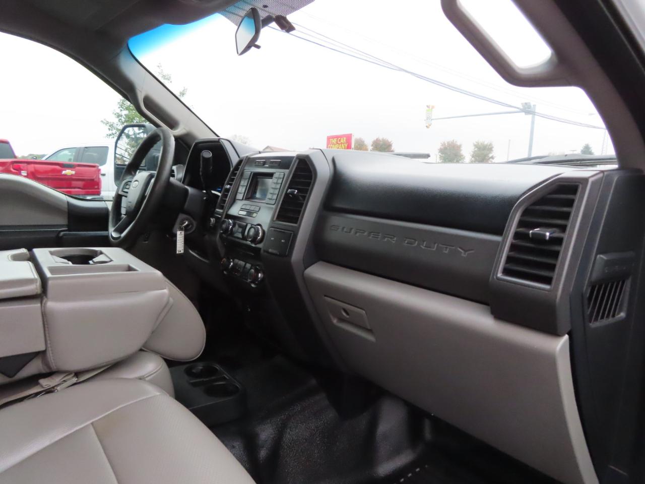 Ford Super Duty F-350 SRW XL 4WD Crew Cab 8' Box 2017