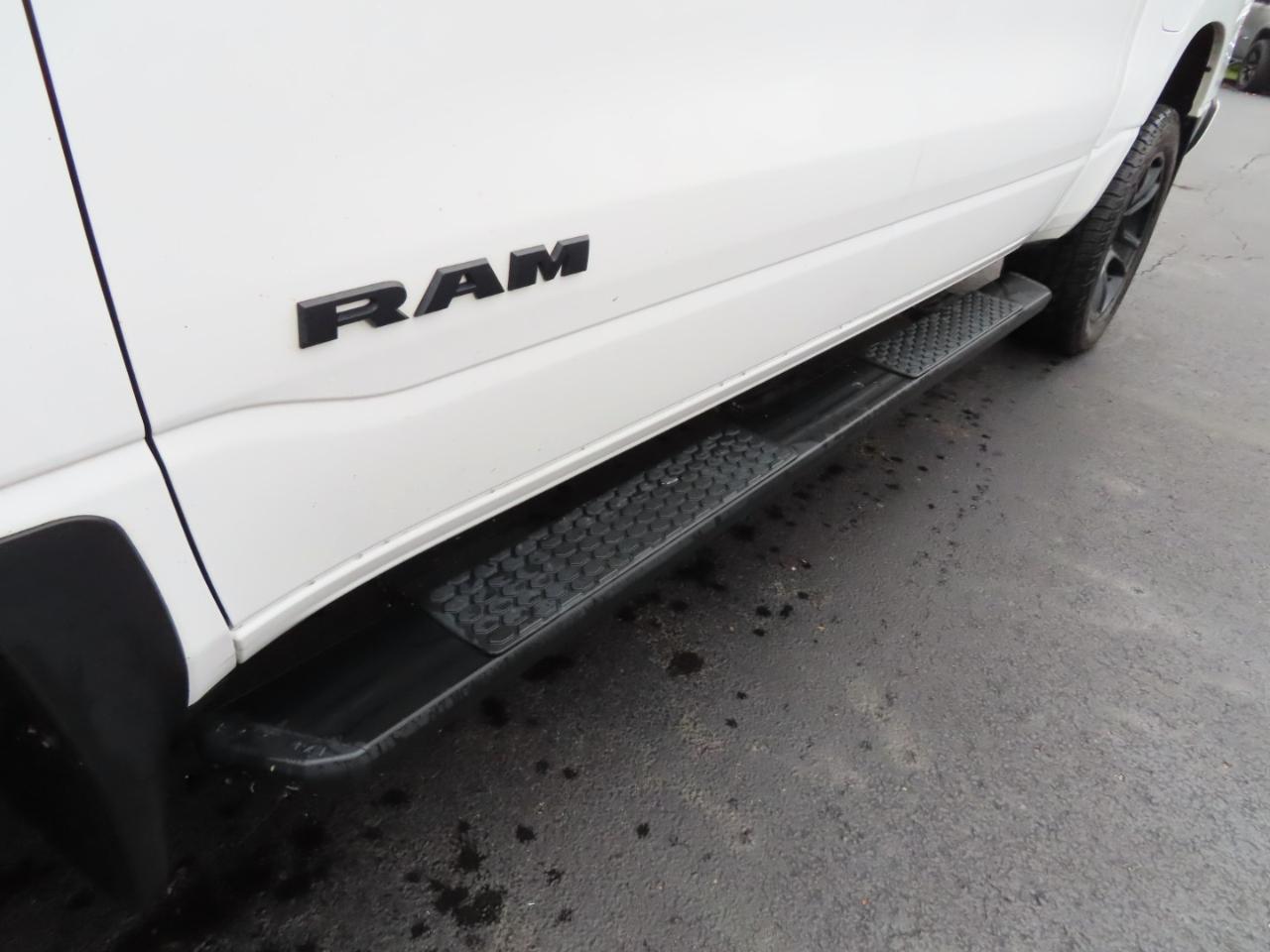 RAM 1500 Big Horn 4x4 Crew Cab 5'7" Box 2020