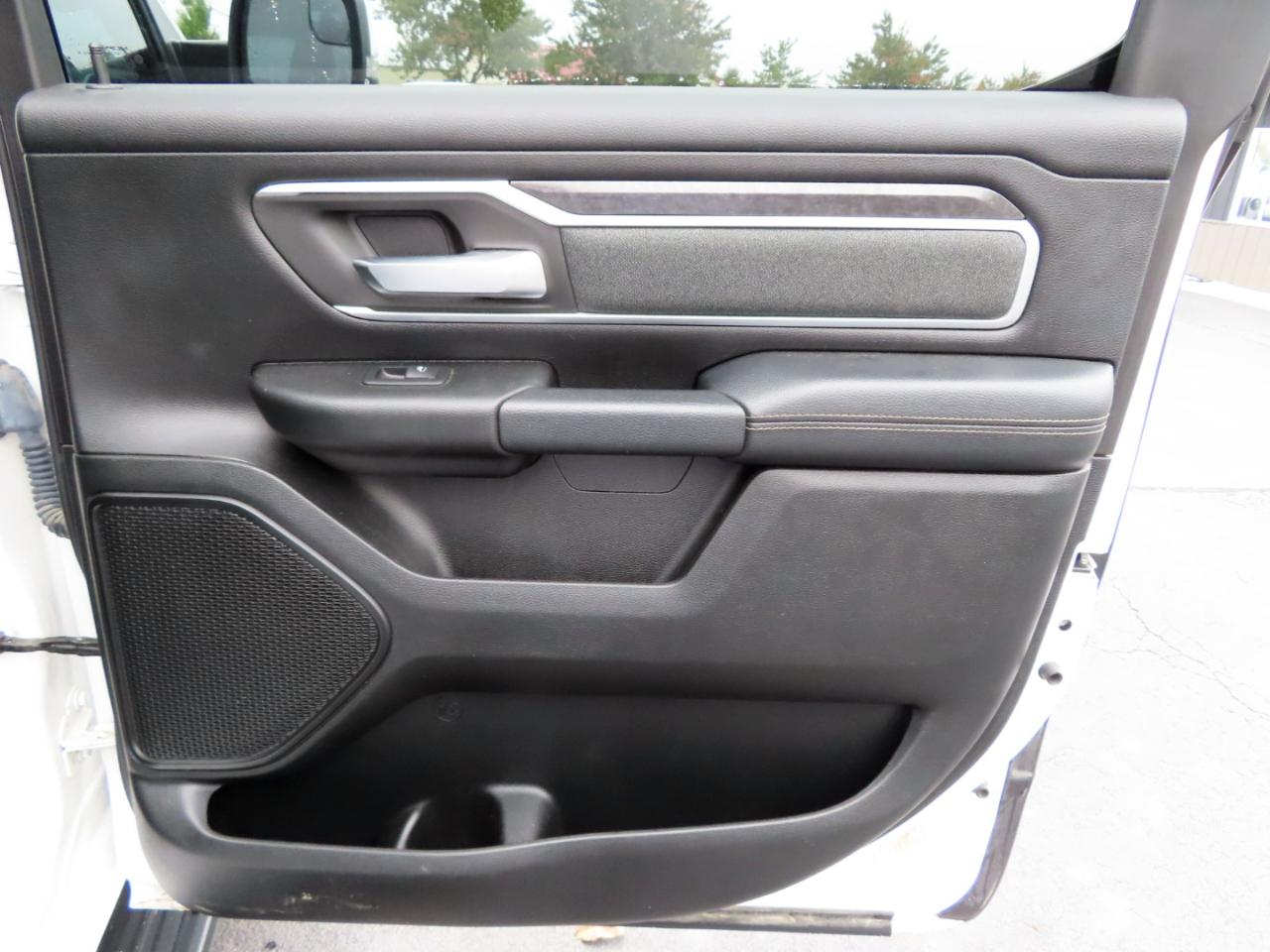 RAM 1500 Big Horn 4x4 Crew Cab 5'7" Box 2020