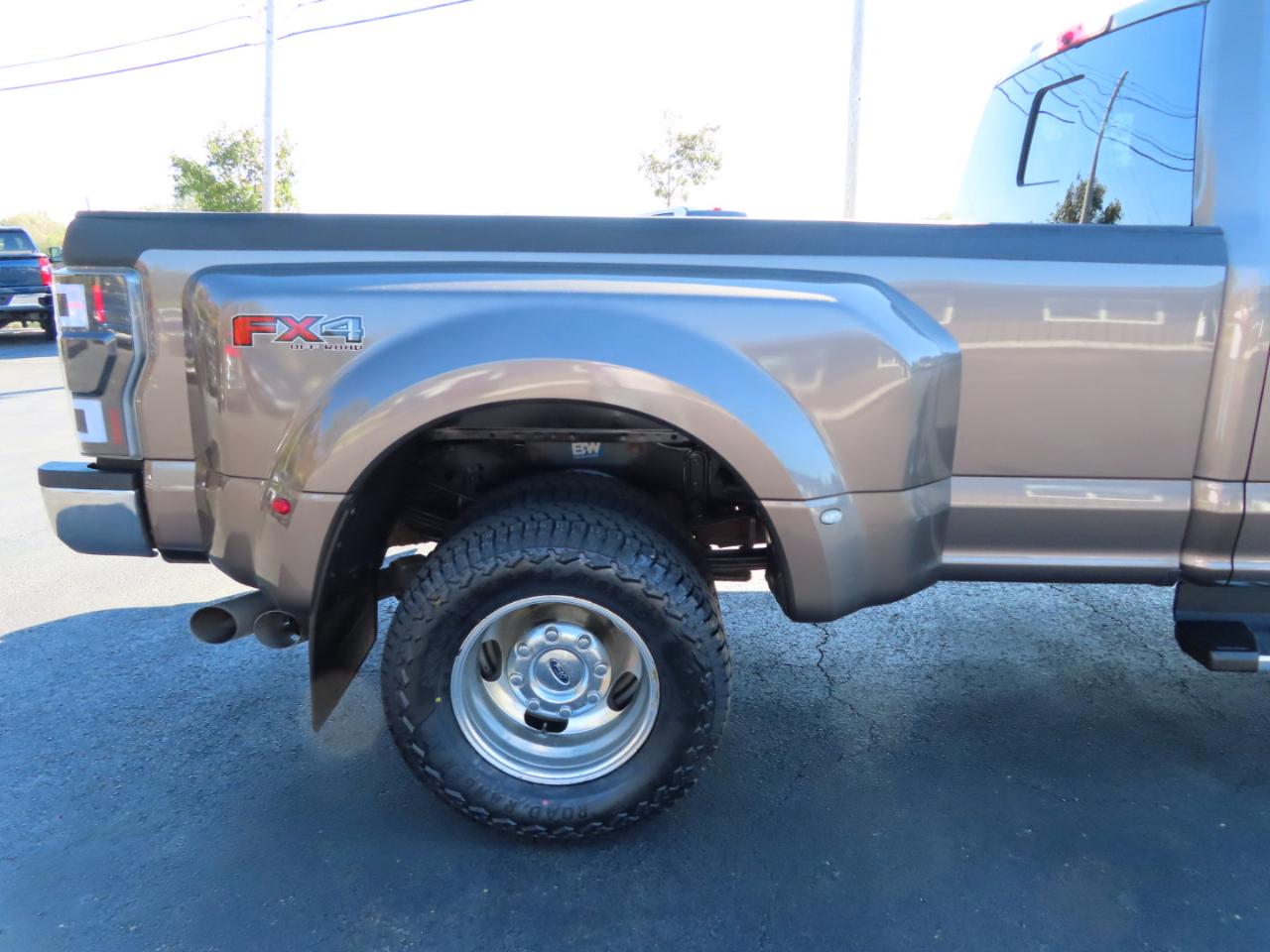 Ford Super Duty F-350 DRW Lariat 4WD Crew Cab 8' Box 2020