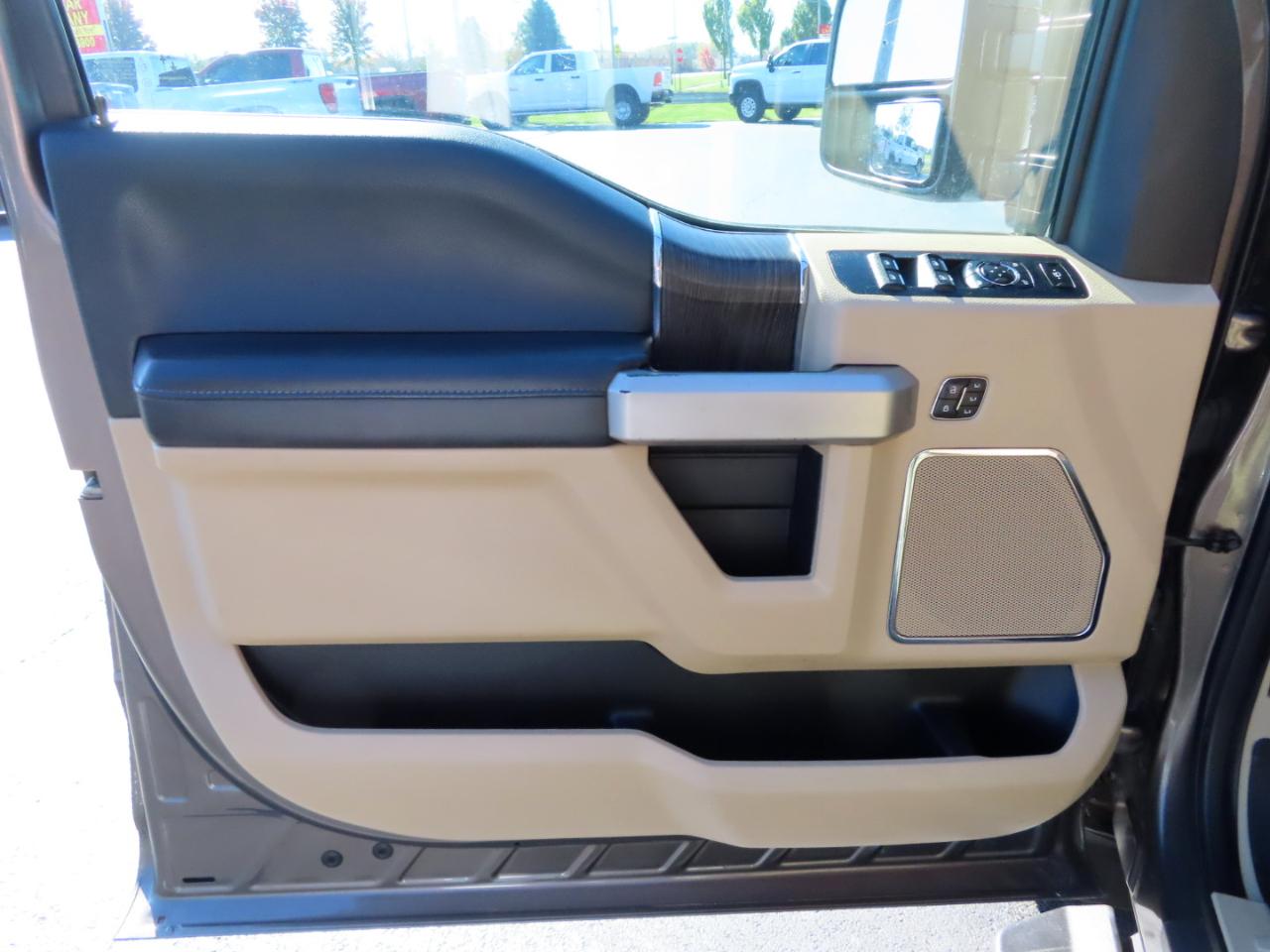 Ford Super Duty F-350 DRW Lariat 4WD Crew Cab 8' Box 2020