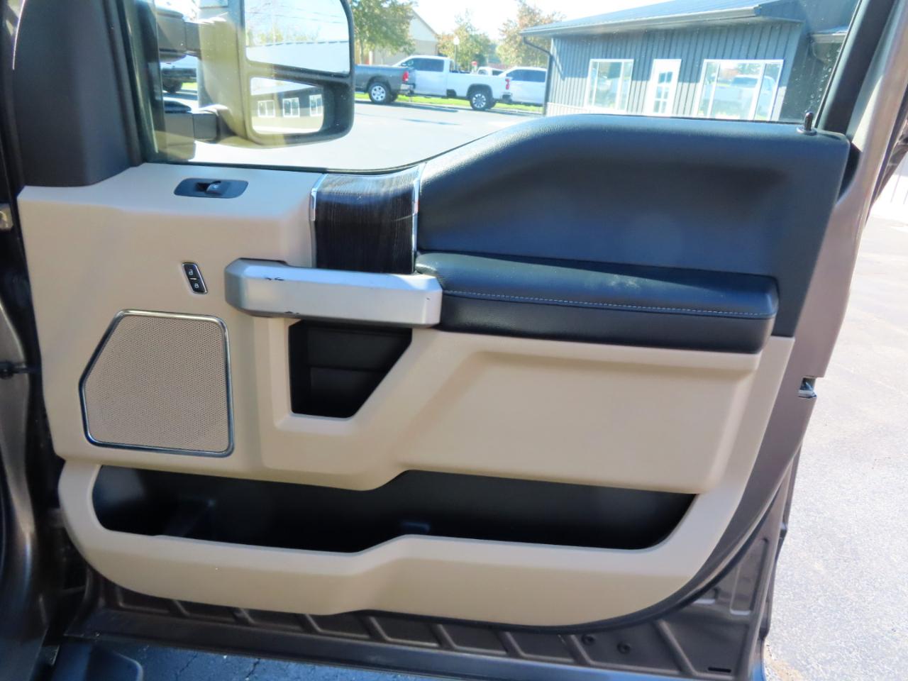 Ford Super Duty F-350 DRW Lariat 4WD Crew Cab 8' Box 2020