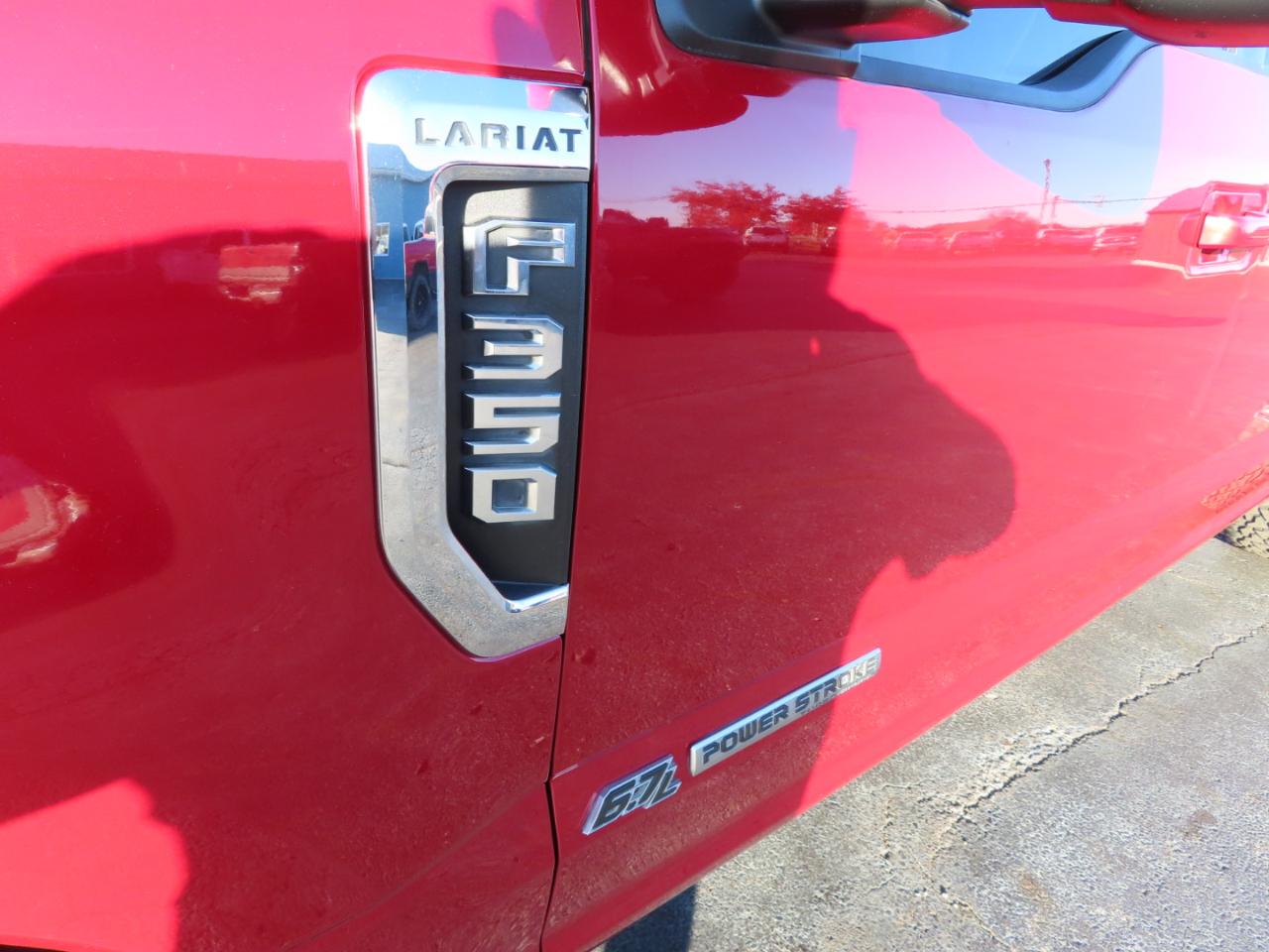 Ford Super Duty F-350 DRW Lariat 4WD Crew Cab 8' Box 2022