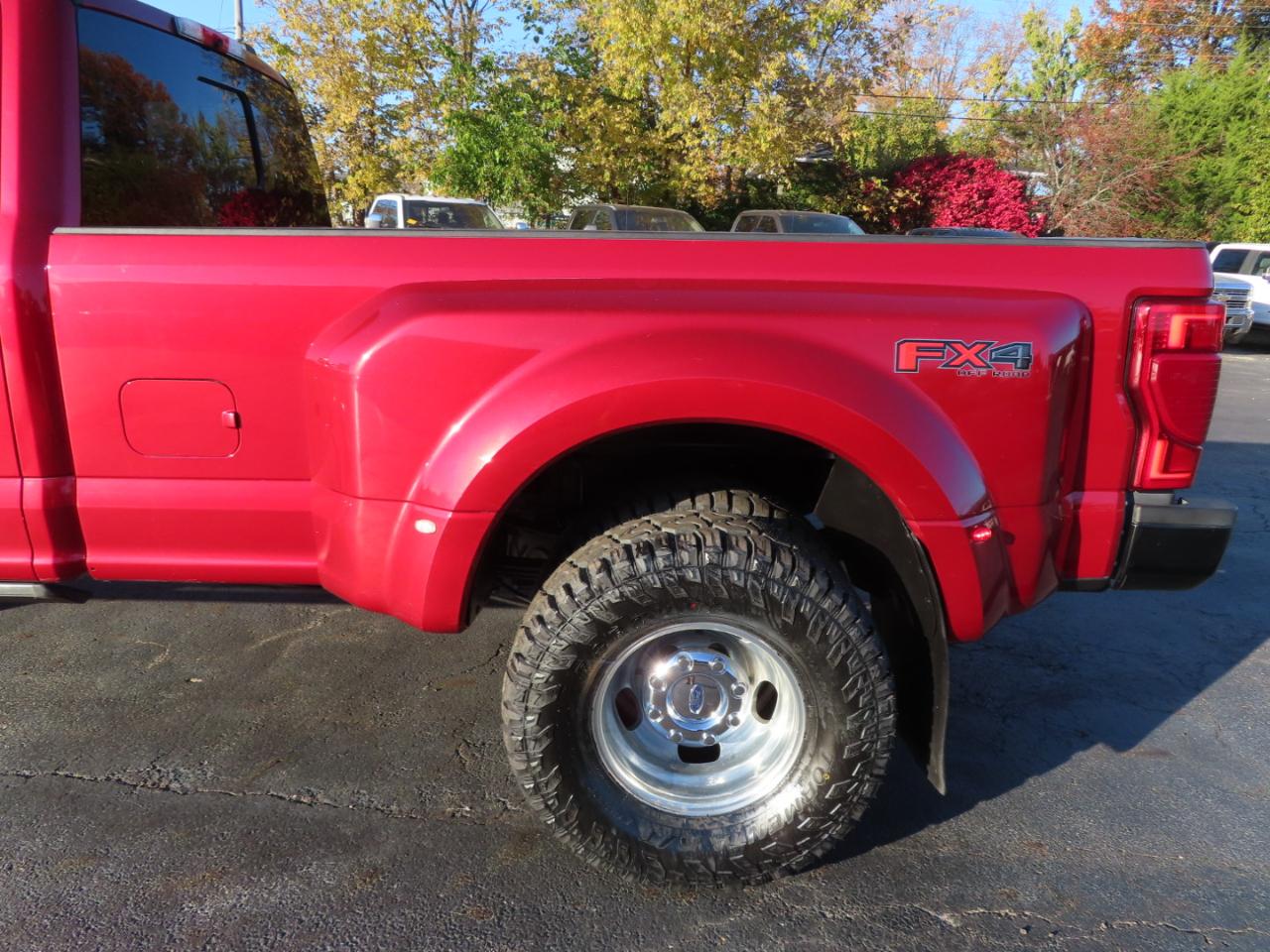 Ford Super Duty F-350 DRW Lariat 4WD Crew Cab 8' Box 2022