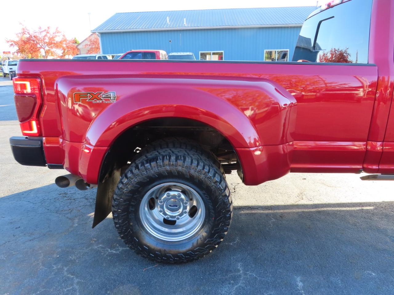Ford Super Duty F-350 DRW Lariat 4WD Crew Cab 8' Box 2022