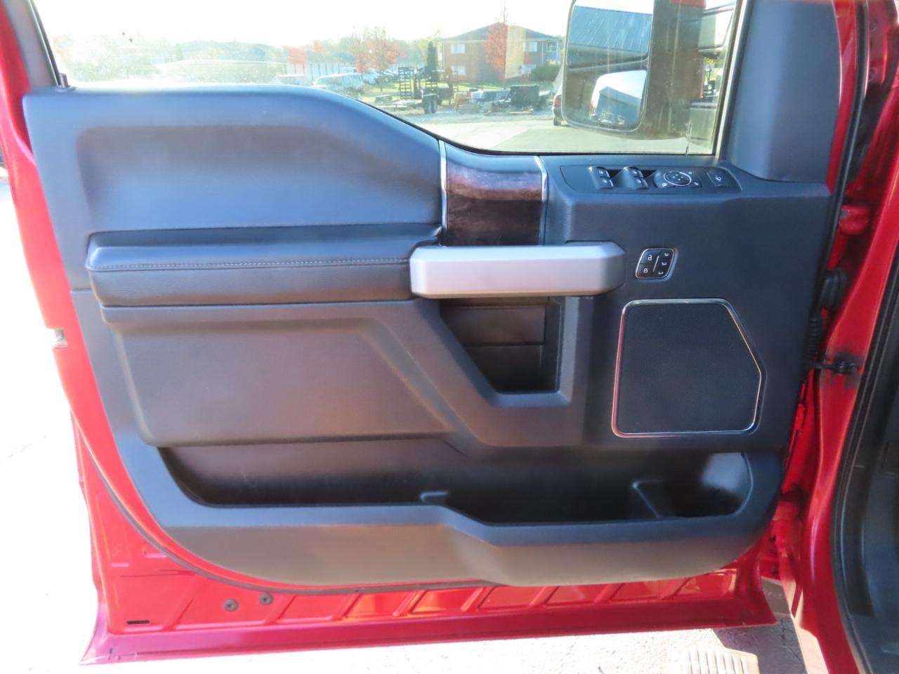 Ford Super Duty F-350 DRW Lariat 4WD Crew Cab 8' Box 2022
