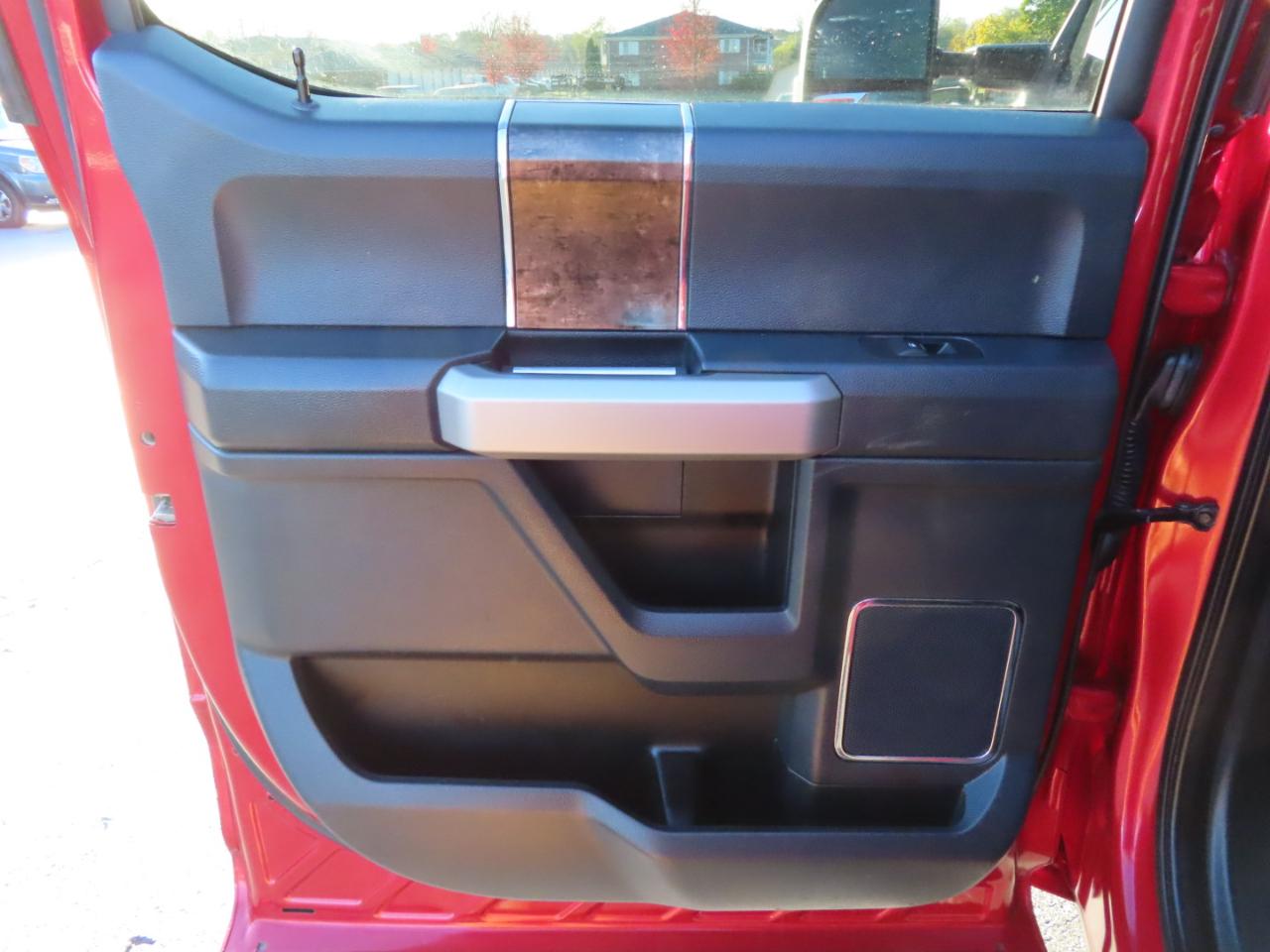 Ford Super Duty F-350 DRW Lariat 4WD Crew Cab 8' Box 2022