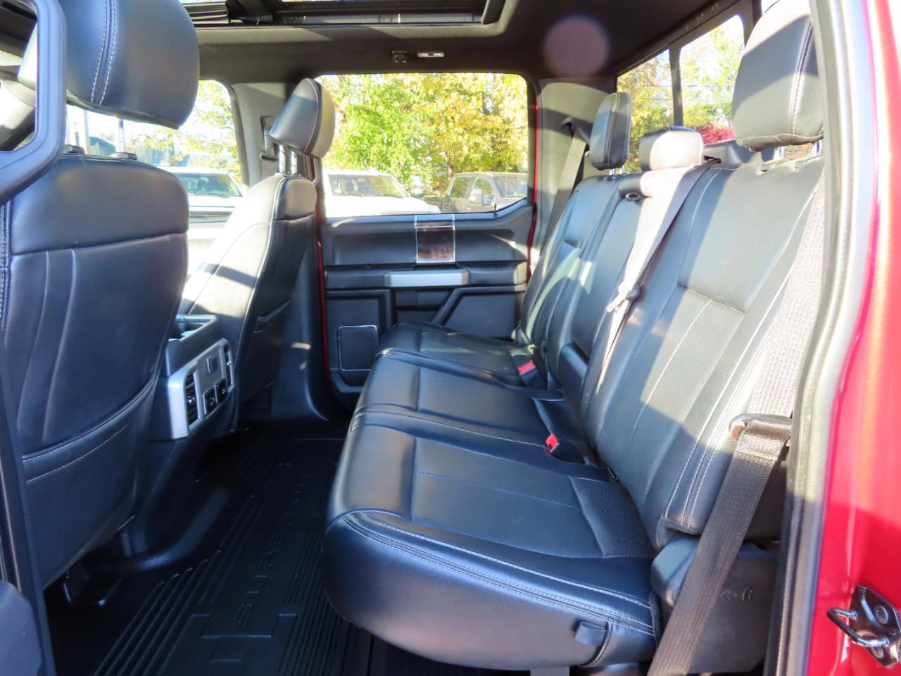 Ford Super Duty F-350 DRW Lariat 4WD Crew Cab 8' Box 2022