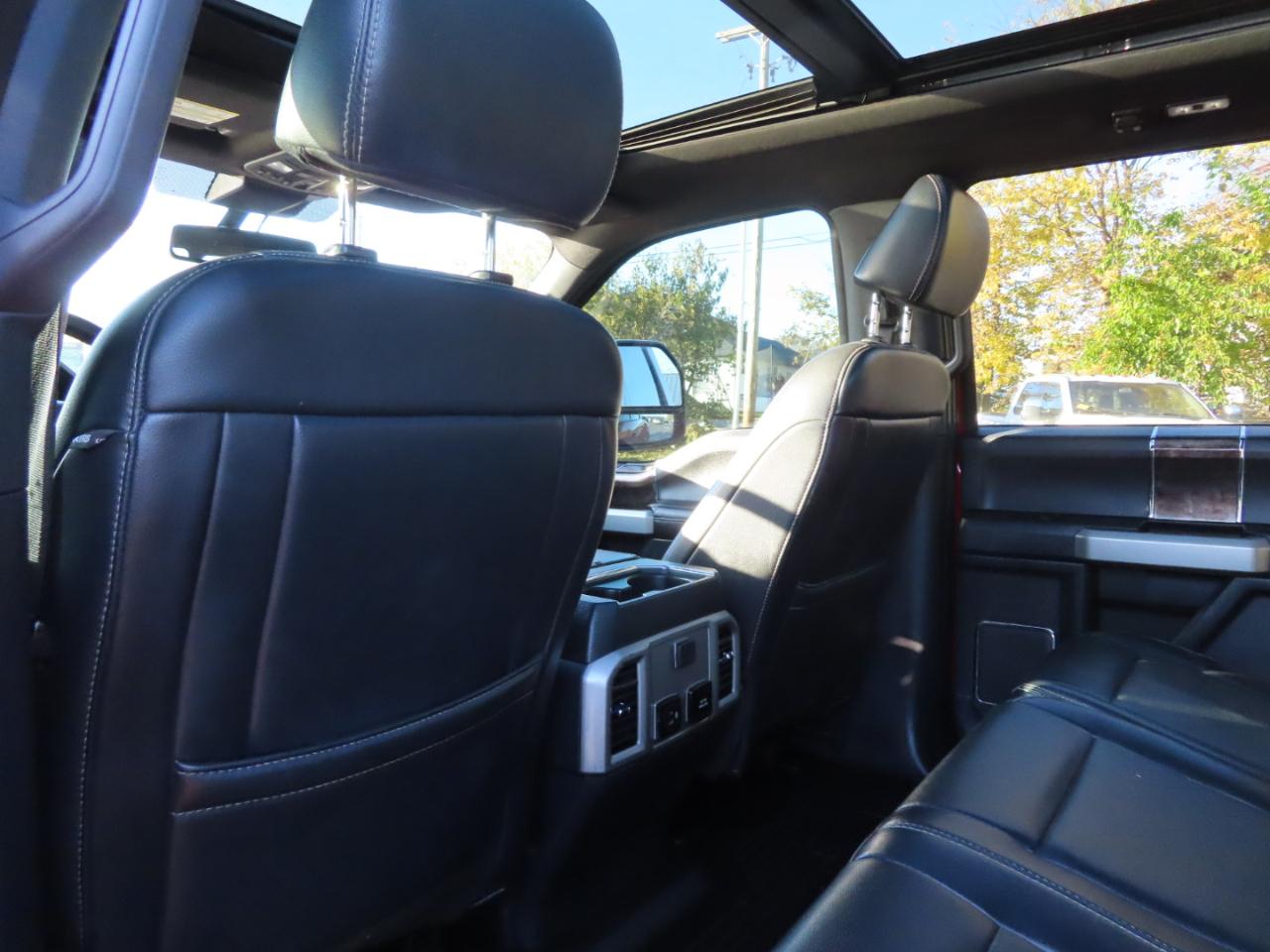 Ford Super Duty F-350 DRW Lariat 4WD Crew Cab 8' Box 2022