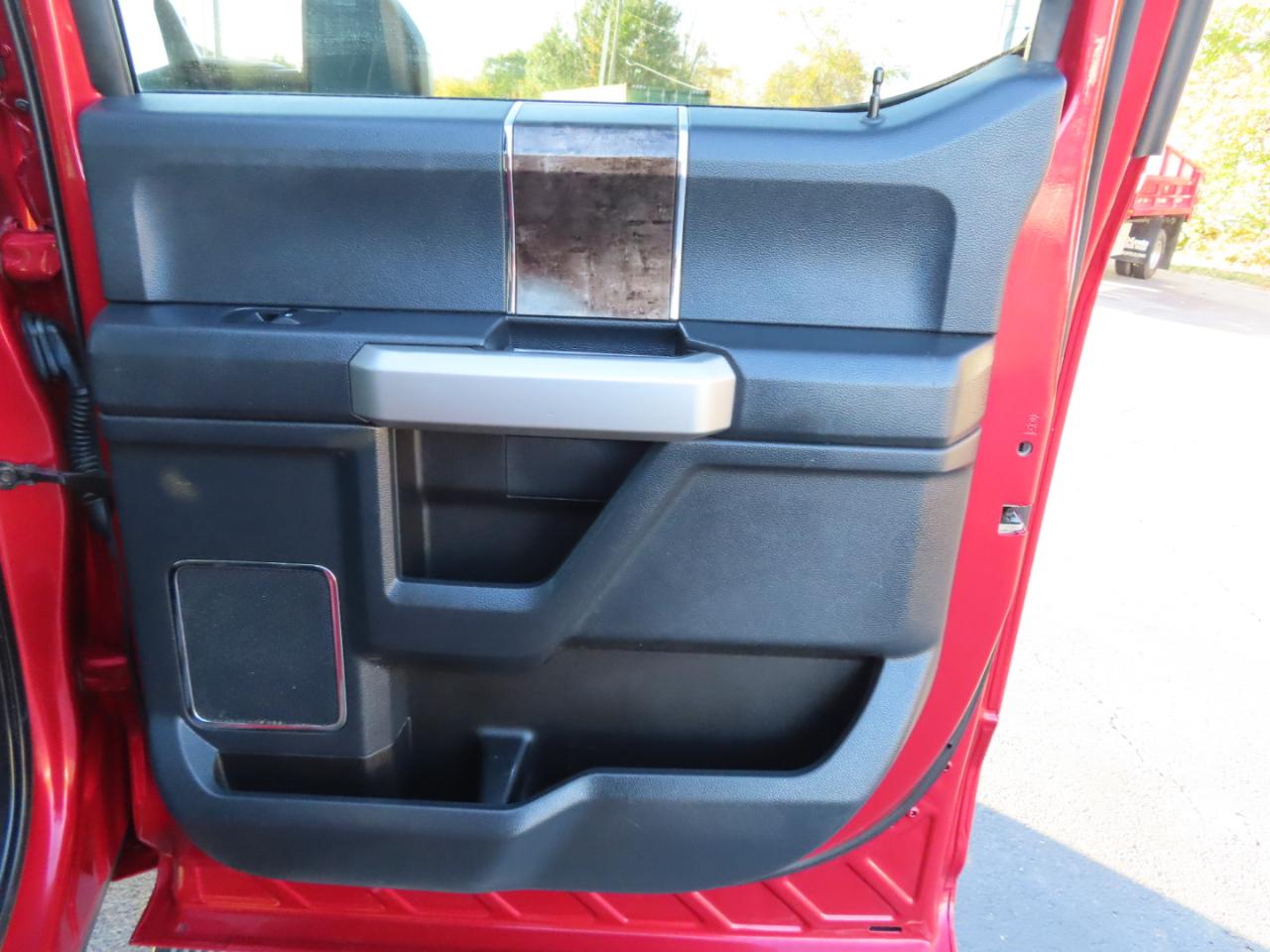 Ford Super Duty F-350 DRW Lariat 4WD Crew Cab 8' Box 2022