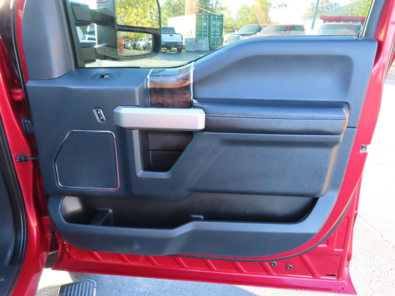 Ford Super Duty F-350 DRW Lariat 4WD Crew Cab 8' Box 2022