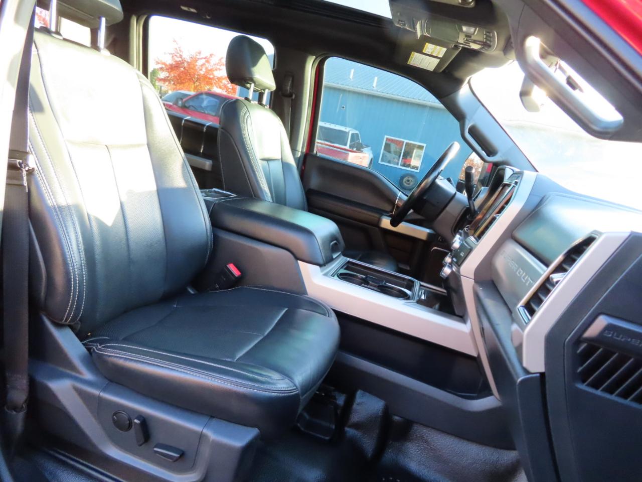 Ford Super Duty F-350 DRW Lariat 4WD Crew Cab 8' Box 2022