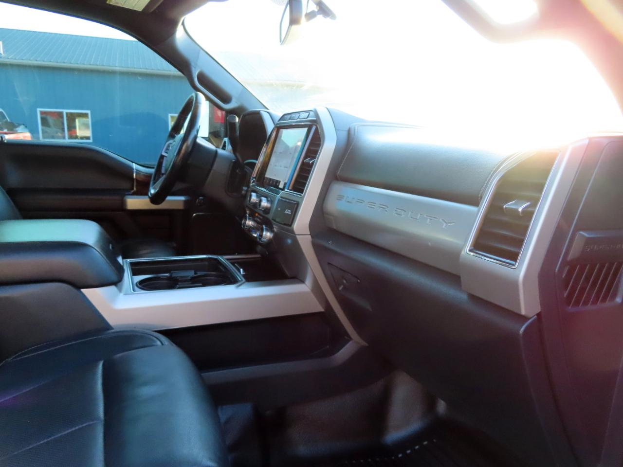 Ford Super Duty F-350 DRW Lariat 4WD Crew Cab 8' Box 2022