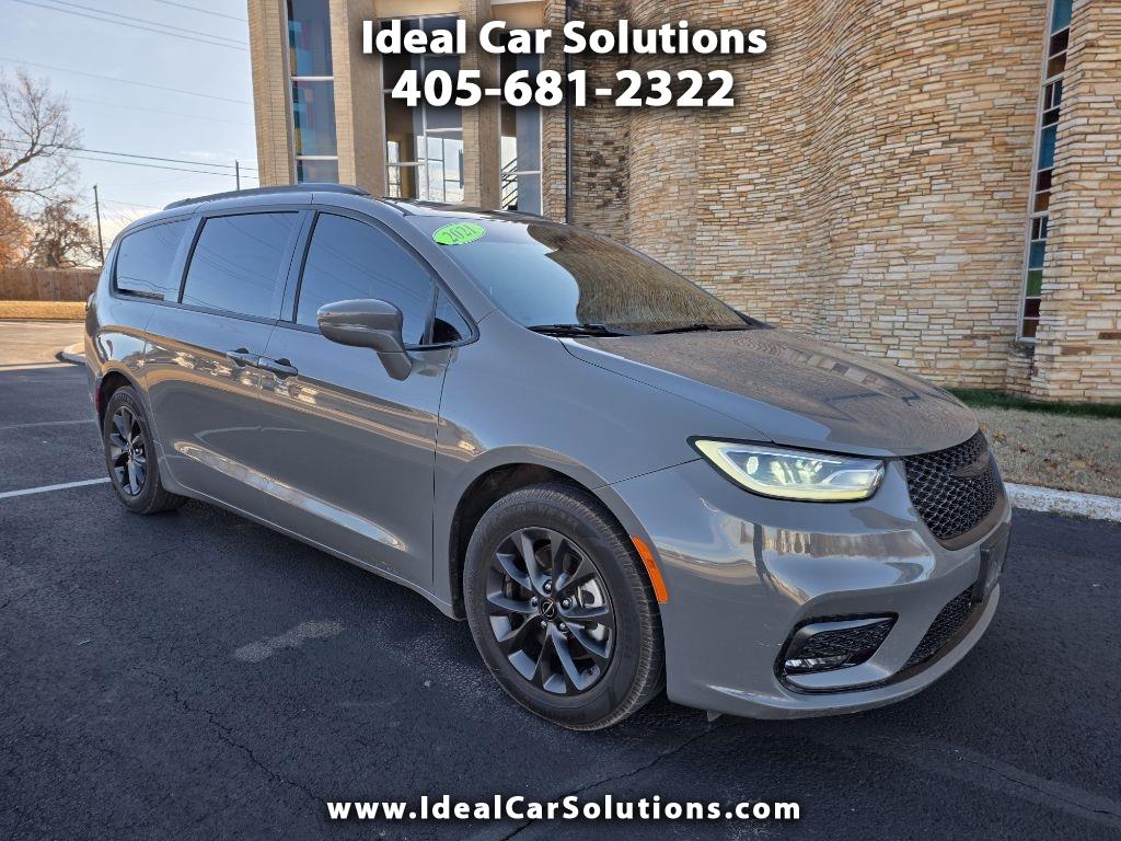 2021 Chrysler Pacifica Touring's photo
