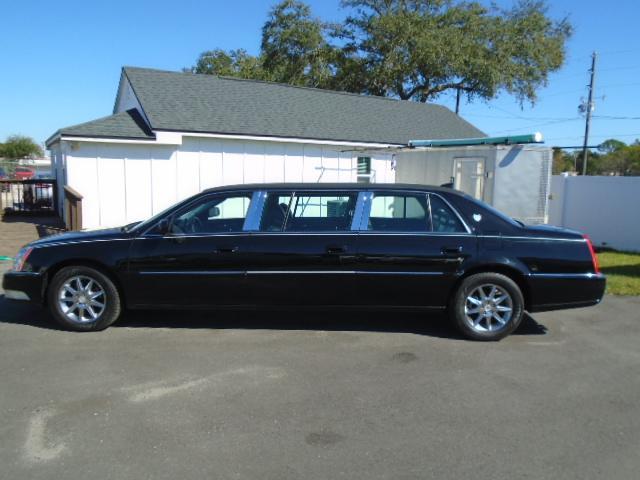 Cadillac DTS Limousine 2011