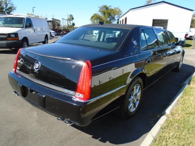 Cadillac DTS Limousine 2011