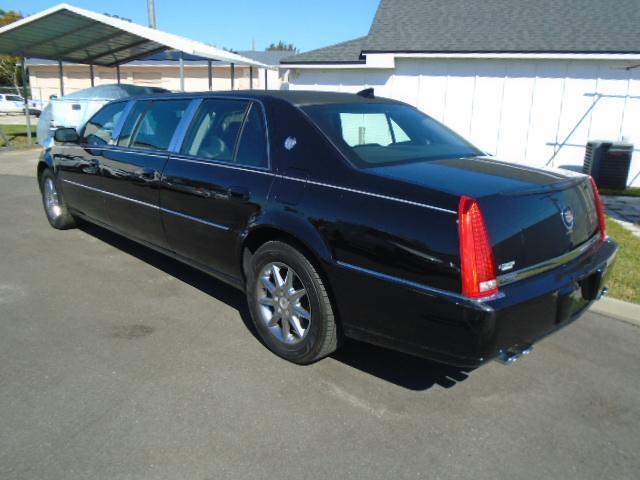 Cadillac DTS Limousine 2011
