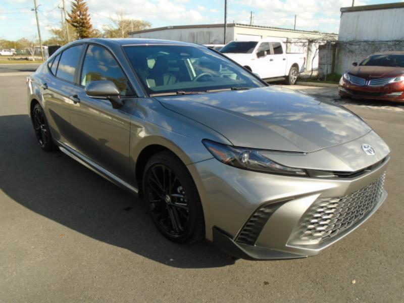 Toyota Camry Hybrid XLE 2025