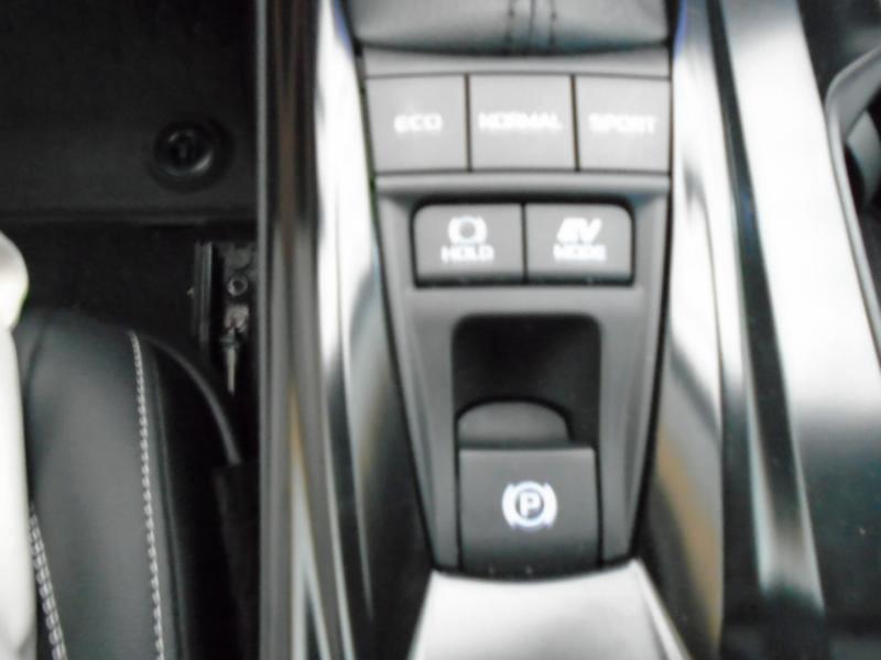 Toyota Camry Hybrid XLE 2025