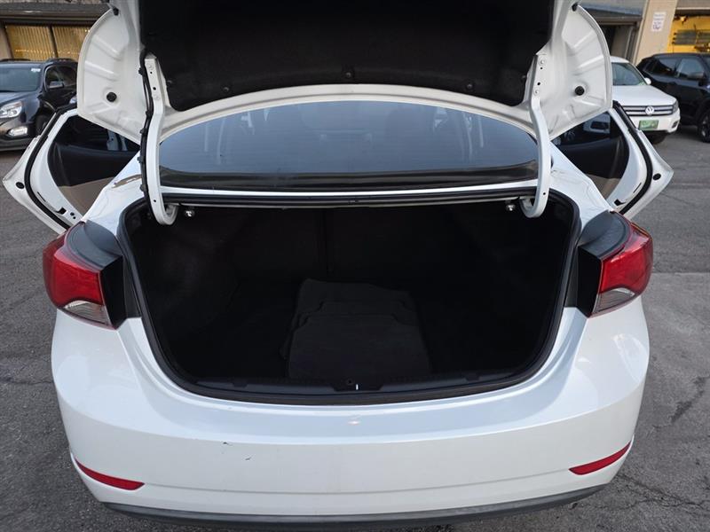 Hyundai Elantra SE 6AT 2016