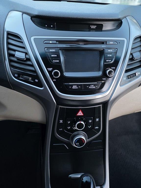 Hyundai Elantra SE 6AT 2016