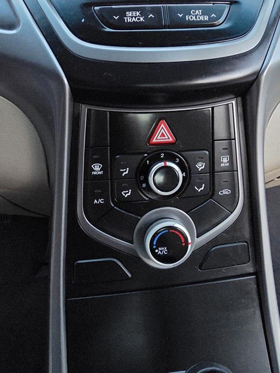 Hyundai Elantra SE 6AT 2016