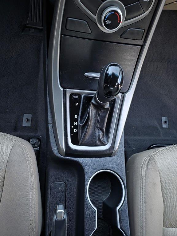 Hyundai Elantra SE 6AT 2016