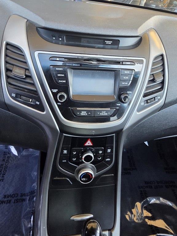 Hyundai Elantra SE 6AT 2015