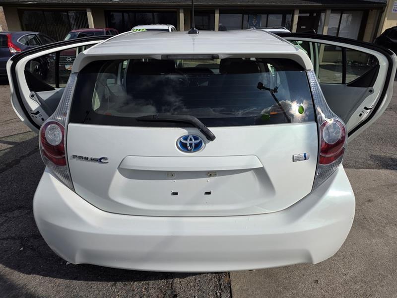 Toyota Prius c Four 2014