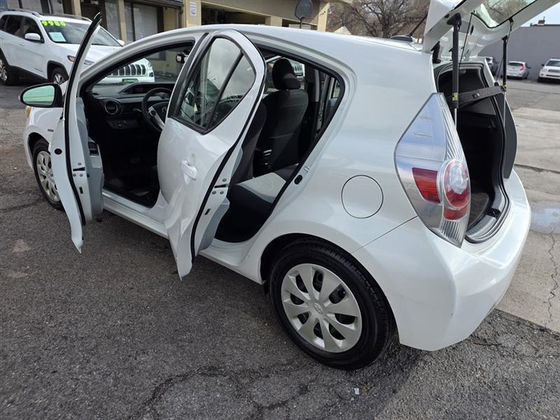 Toyota Prius c Four 2014