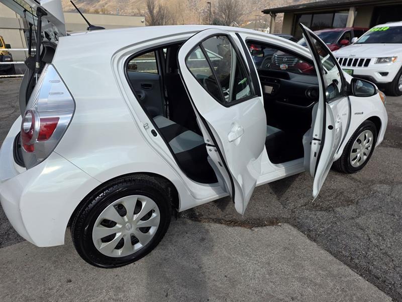 Toyota Prius c Four 2014
