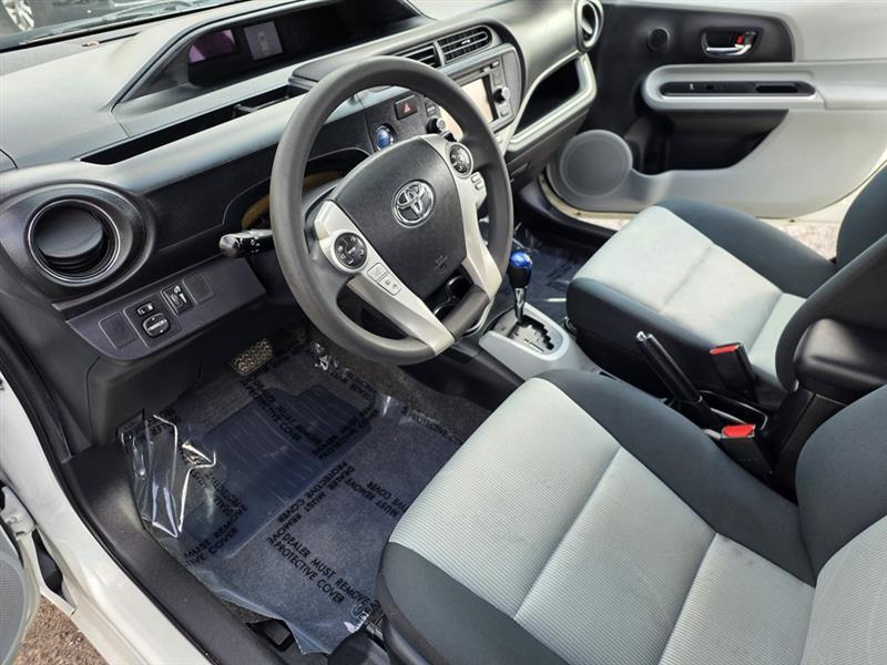 Toyota Prius c Four 2014