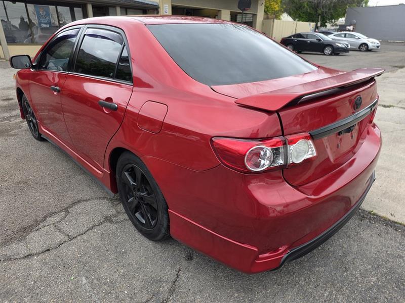 Toyota Corolla Base 5-Speed MT 2011