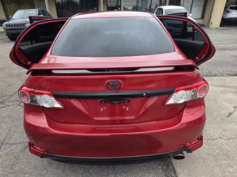 Toyota Corolla Base 5-Speed MT 2011