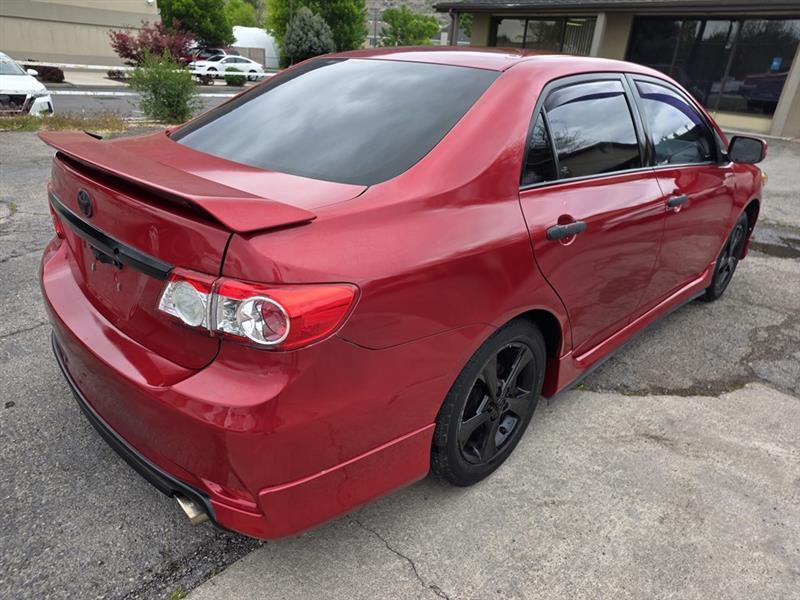 Toyota Corolla Base 5-Speed MT 2011