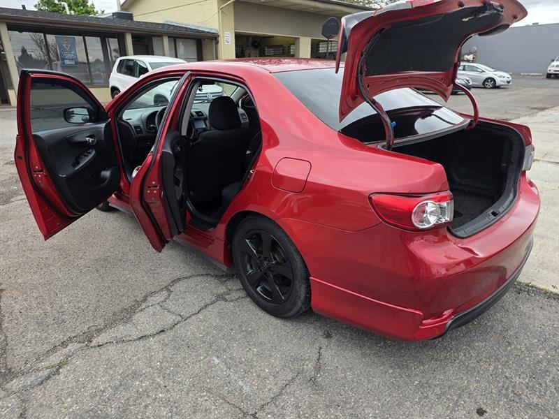 Toyota Corolla Base 5-Speed MT 2011