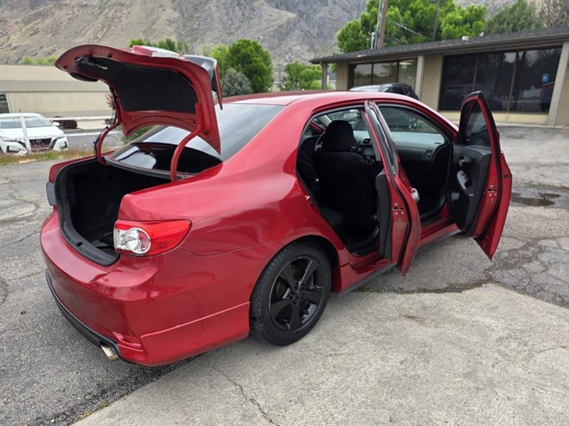 Toyota Corolla Base 5-Speed MT 2011