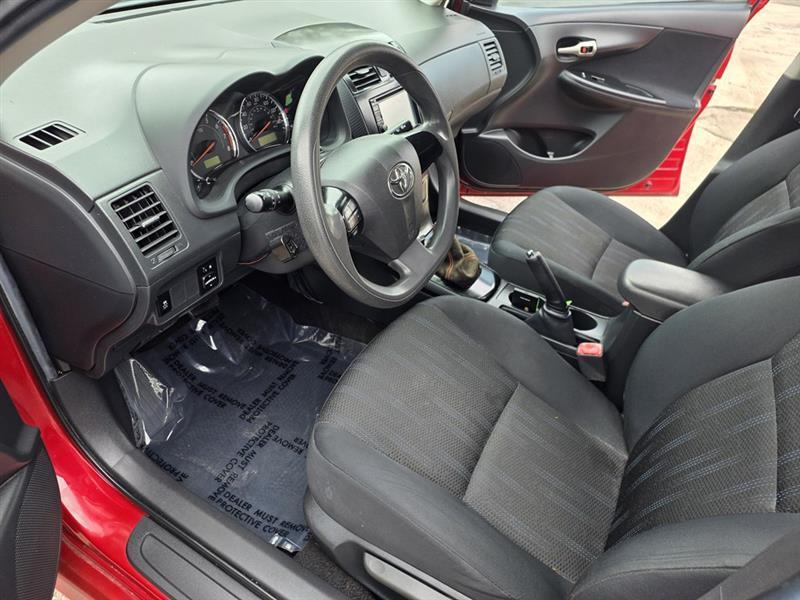 Toyota Corolla Base 5-Speed MT 2011