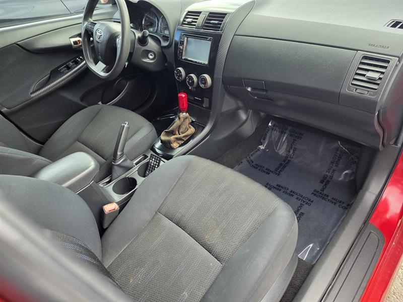 Toyota Corolla Base 5-Speed MT 2011