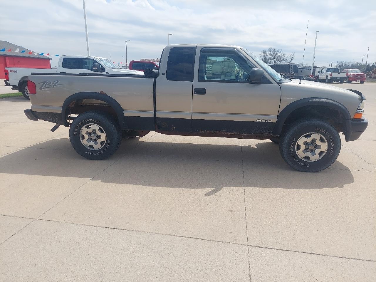 2001 Chevrolet S10 Pickup LS Ext. Cab 4WD